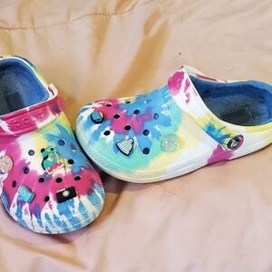 CROCS Tye-Dyed (Lined With Blue Faux Fur) with fun Winter Jibitz. Size 6 / 7
